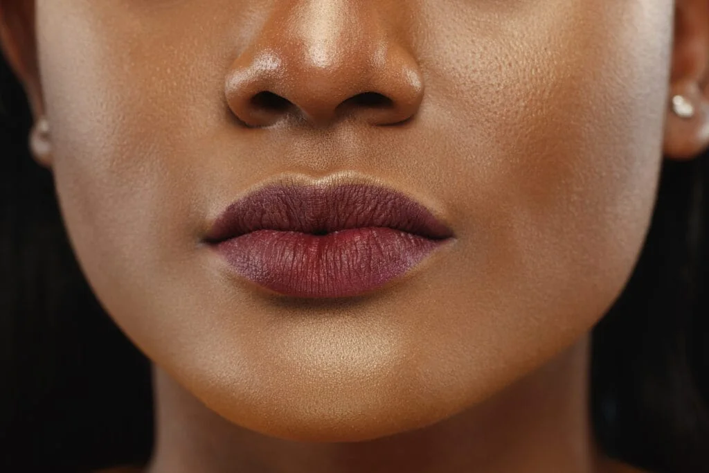 Bagaimana Cara Mencerahkan Bibir Hitam?